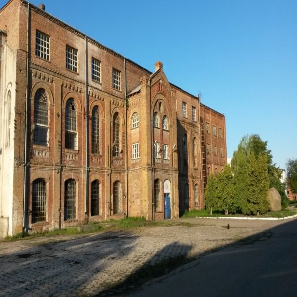 budynek z czerwonej cegły