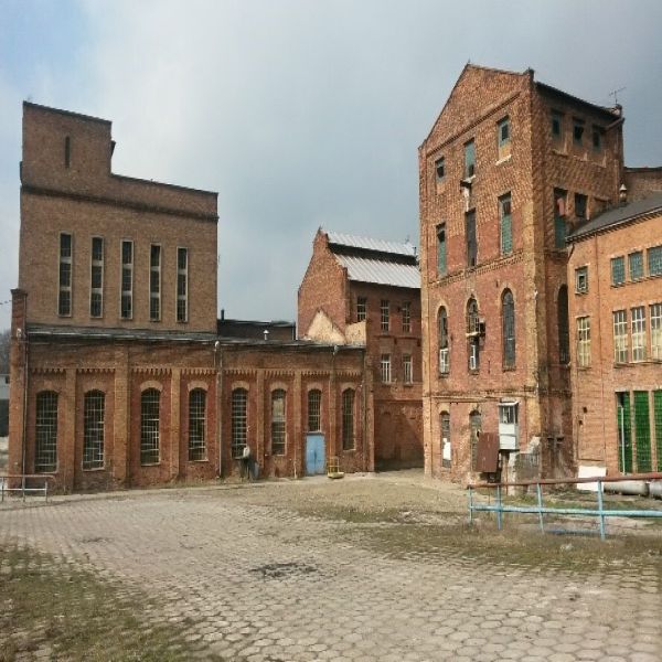 budynek z czerwonej cegły